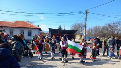 Участие на ученици от ОУ "Христо Ботев" в празника Сирни заговезни 10
