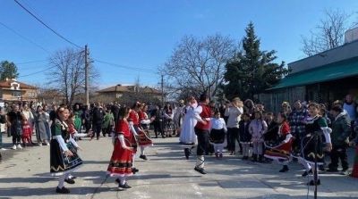 Участие на ученици от ОУ "Христо Ботев" в празника Сирни заговезни 11