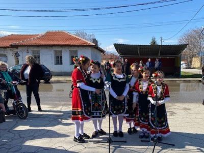Участие на ученици от ОУ "Христо Ботев" в празника Сирни заговезни 2