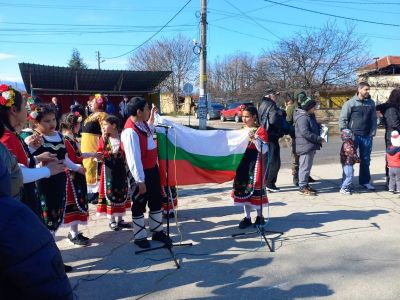 Участие на ученици от ОУ "Христо Ботев" в празника Сирни заговезни 9