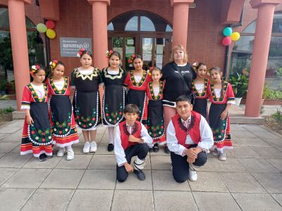 Участие на ученици от ОУ "Христо Ботев" в празника Спасовден 8